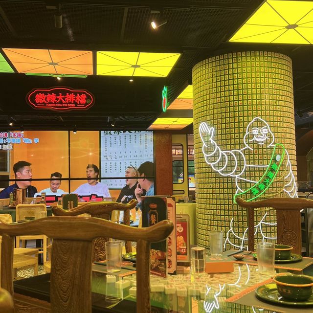 玩味十足的大排檔，打卡美食兩不誤