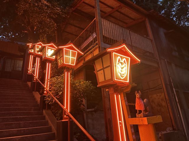 福岡・西公園。ライトアップが魅力の一つ『正一位中司孫太郎稲荷神社』