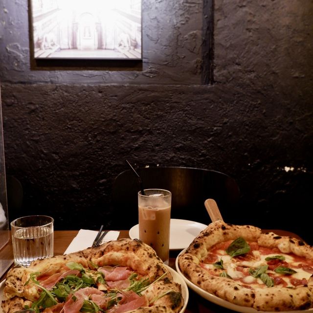排名最高的Pizza名店，食物不算驚艷，但環境真一般  