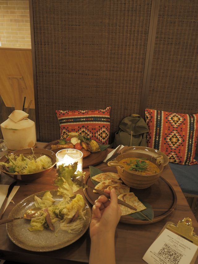 Asok新分店，咖哩和煙燻雞都不錯 