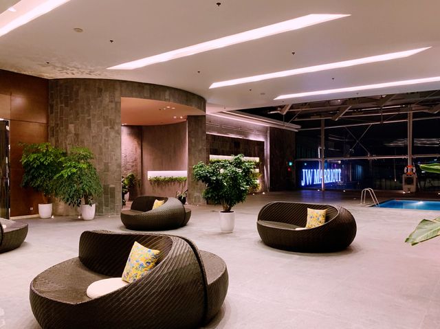 ベトナム　ベトナム観光　JW Marriott Hotel Hanoiの poolはcool！
