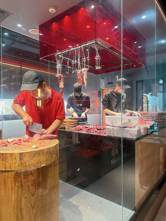 「就犟牛肉火鍋」🐮主打由農場飼養直送牛肉，店員即場屠宰新鮮牛肉，保證夠晒新鮮🔥🔥
