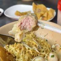 ทานบะหมี่ รับปีมังกร ที่ตลาดน้อย