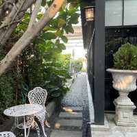 The old school คาเฟ่บนถนนกาญจนาภิเษก