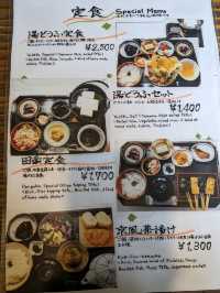 三千院の表参道のにある、お食事処【さわだ】は、和テイストの洒落たインテリアの店内