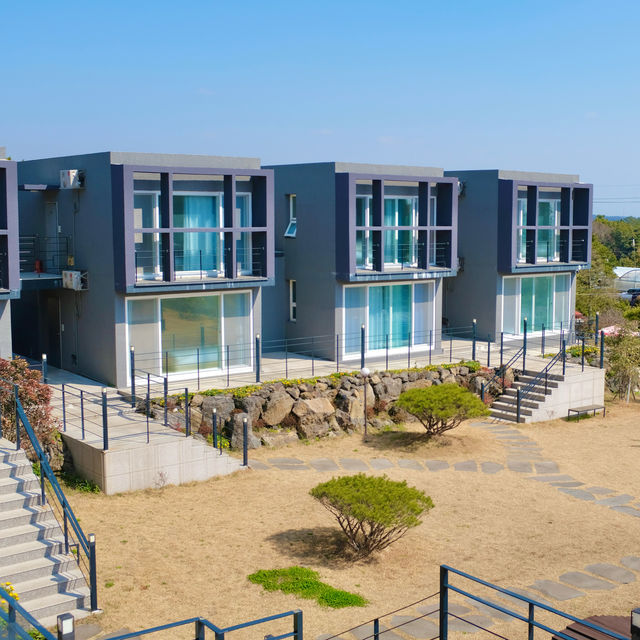 멀리 한라산과 감귤밭이 보이는 고즈넉한 제주 펜션 - 돈내코 펜션