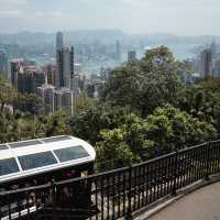 นั่งรถรางชมวิว ที่ชื่อว่า Peaktram 