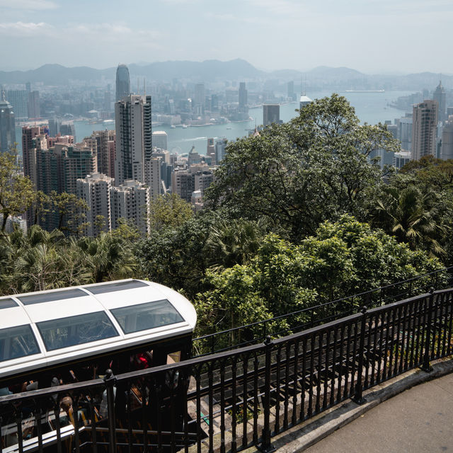 นั่งรถรางชมวิว ที่ชื่อว่า Peaktram 