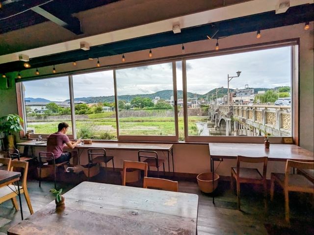 日本京都-河鴨川河景第一排的蔬食店：Veg Out
