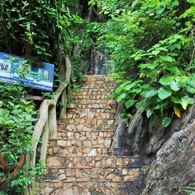 วัดถ้ำเขาวง จ.อุทัยธานี