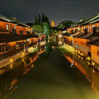 看着乌镇的夜景，吃着甜品