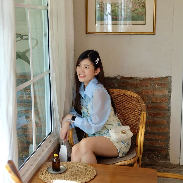 ดอกไม้ ประตู แจกัน คาเฟ่สไตล์โฮมมี่ พระราม 2 