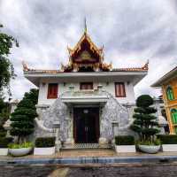 สักการะพระประธานสององค์ในพระอุโบสถ 3 ชั้น