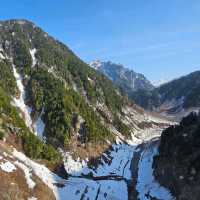 四月融雪的黑部湖，冰雪與湖水交織的絕美景致