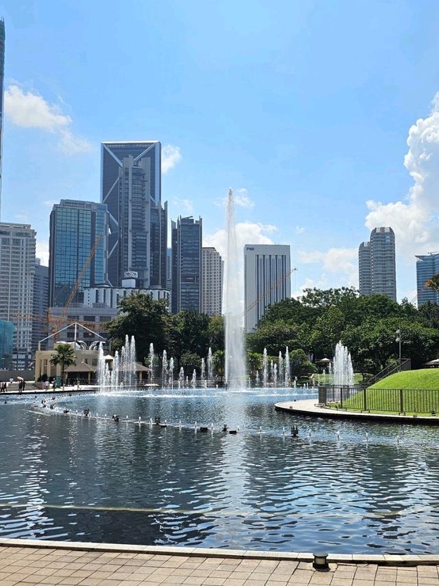 KLCC Park: สวนสาธารณะใจกลาง KL 🌱