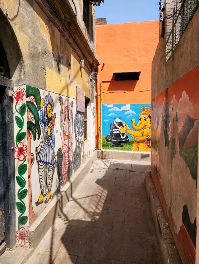 【バラナシ】迷路のような旧市街地でwall art散策🎨