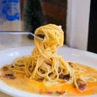 Huus Plate: A Cozy Bangkok Cafe with Festive Vibes and Artistic Flair