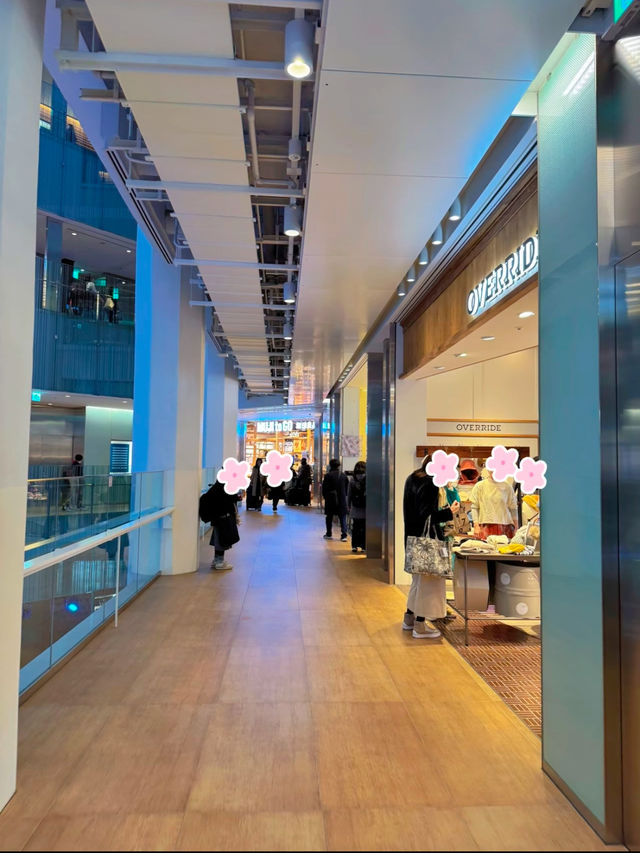 美しすぎるツリーを見ながらショッピングができるスポット🛒🎄💖【東京駅】