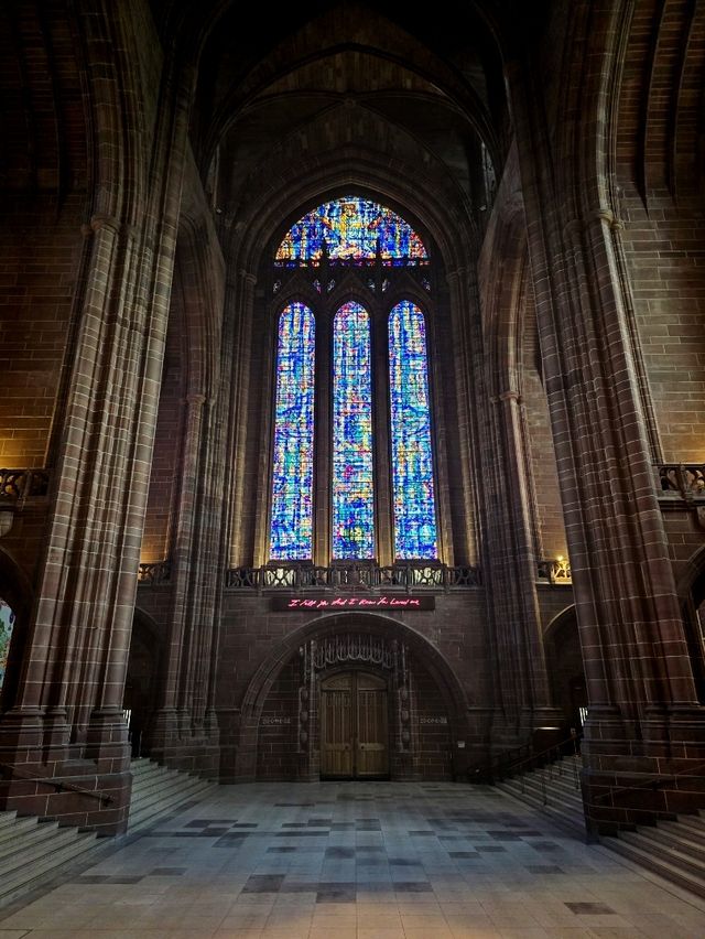 Liverpool Cathedral โบสถ์ที่ใหญ่ที่สุดของเมือง 💒