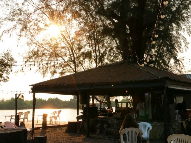 คาเฟ่ริมน้ำ Leisure cafe'n bar 