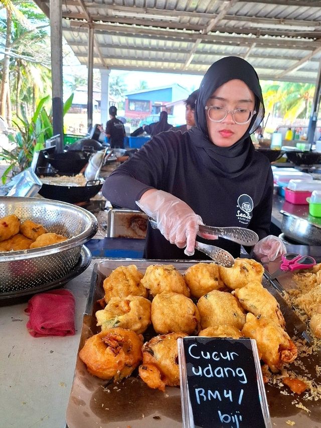 SEASIDE BITES AT PANTAI BATU HITAM, KUANTAN