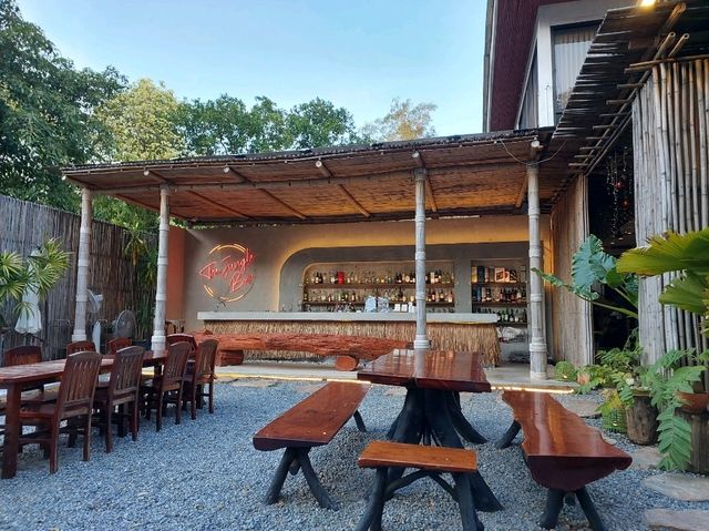 ปิ้งย่างนั่งรับลมริมน้ำแคว Jungle View Restaurant