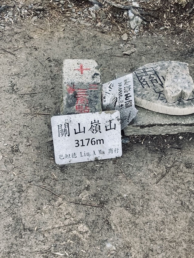 關山嶺山-碎石坡、拉繩岩壁與白茫茫的三角點