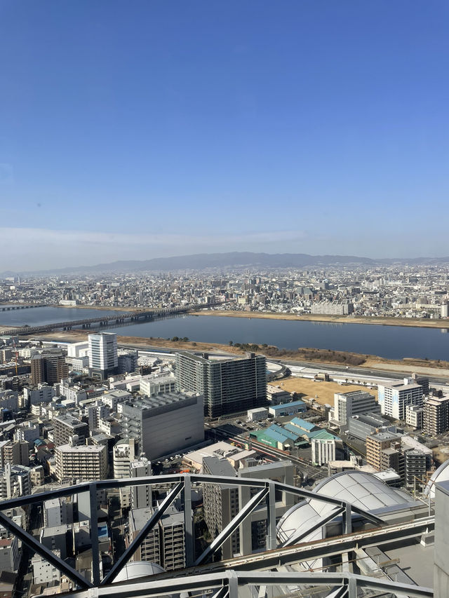  오사카 전망대는 제각기 다른 느낌이네요. 그중 빌딩숲에서 누비는 하늘공원 우메다 스카이 빌딩이 탑이네요.