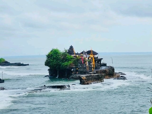 海に浮かぶ神秘の寺院！バリの絶景スポット