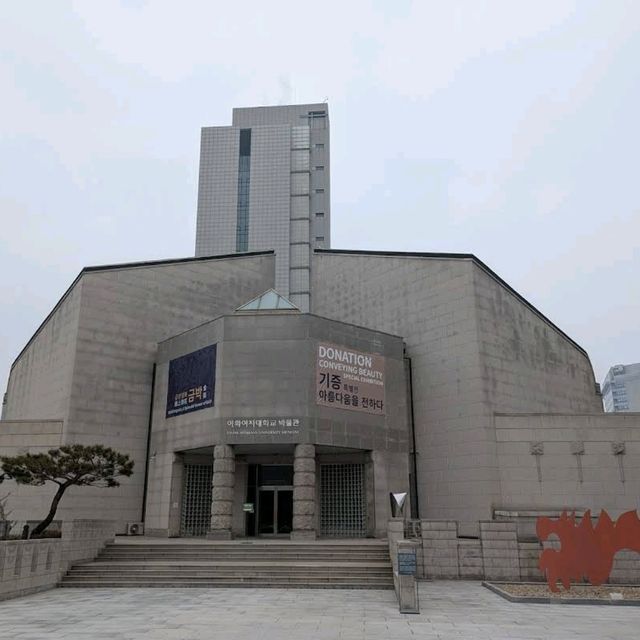 Ewha Womans University & Shopping Street (梨花女子大學與購物街)