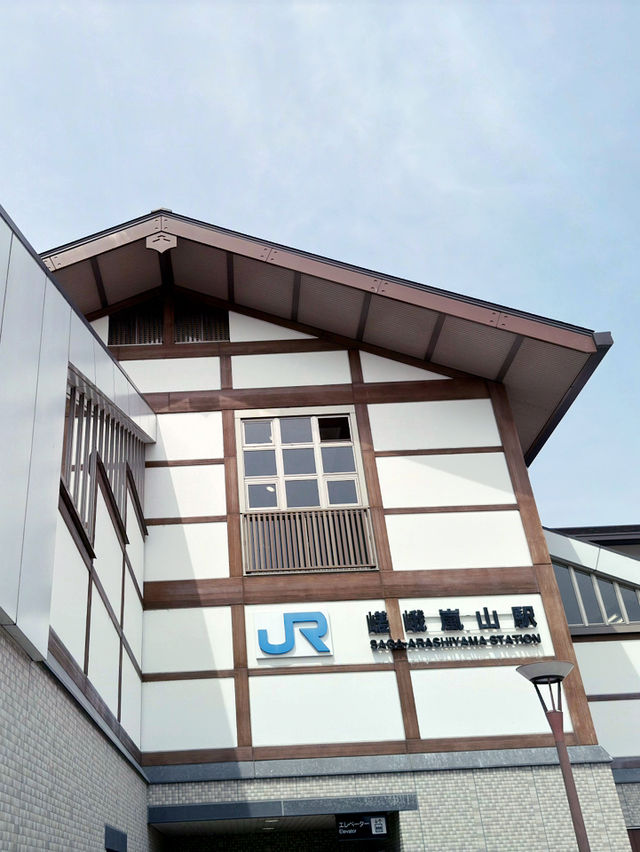 京都嵯峨嵐山的櫻花之旅：心靈的震撼 🌸✨