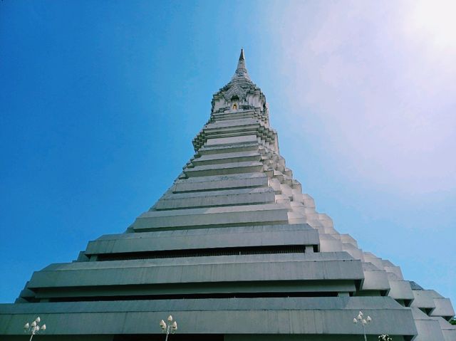 泰國曼谷市中心湄南河畔坐BTS天鐵古跡皇家寺廟一日遊行程，地標性金色大佛雕像，適合打卡拍照📸
