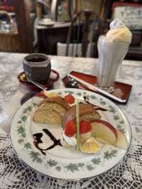 【北九州カフェ】猫が天井を歩く!?知る人ぞ知るレトロな喫茶店☕️