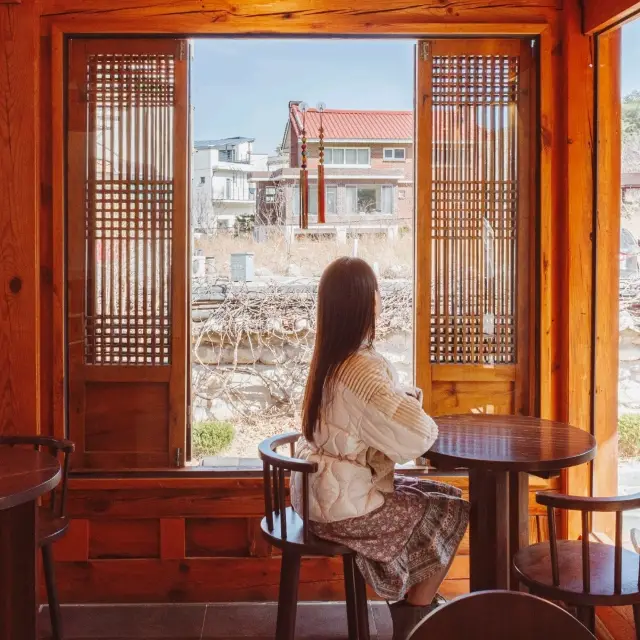 A Special Photo Spot Created by Traditional Hanok, Geurouni.