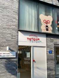 首爾延南洞的萌萌咖啡店——TETEUM！戴著紅框眼鏡的熊熊