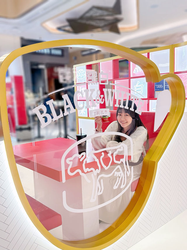 奶茶控點可以唔嚟打卡？ 勁大杯奶茶勁得意呀！😍 大家快啲嚟打卡啦！  平時好鍾意聞熱奶茶嘅香味 身邊都好多朋友是奶茶控 會突然好想飲返杯奶茶，提一提神🤭  K11 Art Mall 嘅黑白®️奶茶