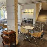 🇰🇷 3階建ての広々とした店内で、豊富なケーキやドリンクを楽しめるカフェ