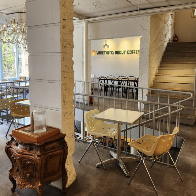 🇰🇷 3階建ての広々とした店内で、豊富なケーキやドリンクを楽しめるカフェ