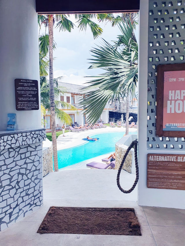 Living the Bali Dream at KOS One Hostel, Canggu 🌤️🎊