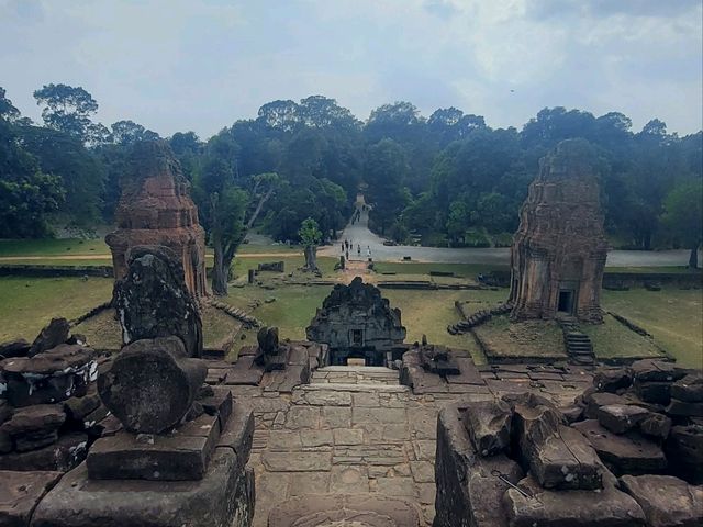 光が描く神殿画──バコン寺院、窓のフレーム越しに現れる奇跡