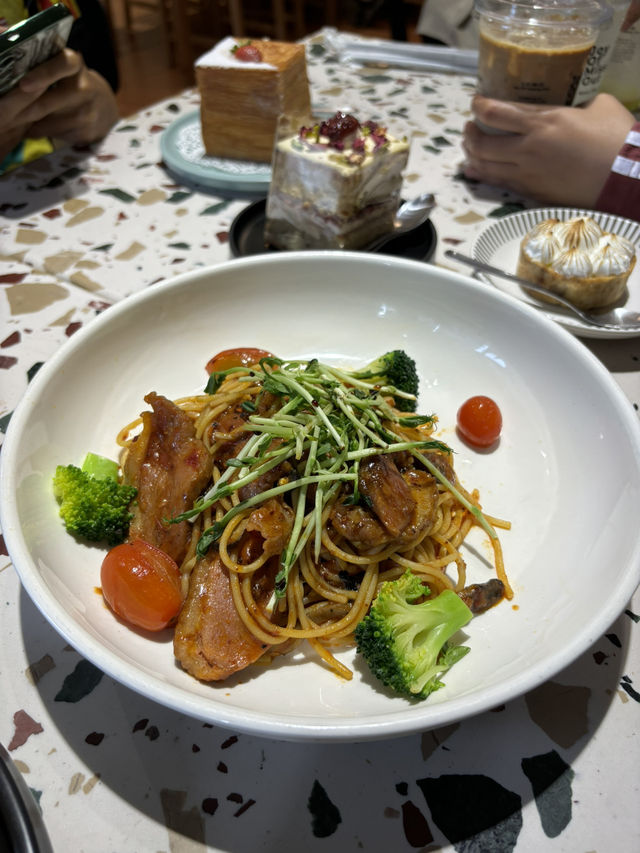🍽 "Hidden Gem Near the Runway: JOMO Eatery Shines!" 🍰