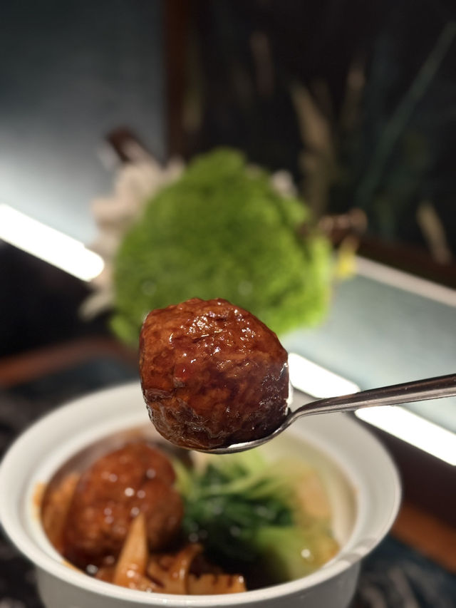 呢間餐廳環境舒適，食物質素好。