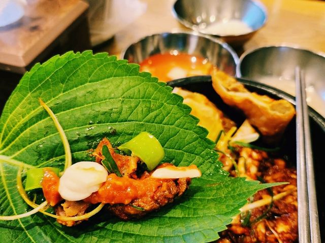 🍖【辣香撲鼻】巨松燉排骨：吃一口就會懷念的超人氣美食