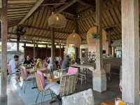 A Tranquil Garden Café in Jungut Batu