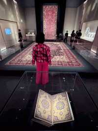 上週末到香港故宫文化博物館9號館看「天方奇毯  伊斯蘭與世界文明的交織」。近距離細看來自蕯法維伊朗，鄂圖曼士耳其和莫臥兒印度一帶的地毯。還有陶瓷，金器，手槁等。可用整天看地毯的設計，細構和圖案。