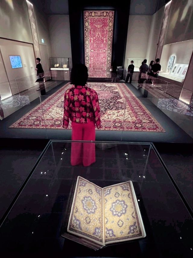上週末到香港故宫文化博物館9號館看「天方奇毯  伊斯蘭與世界文明的交織」。近距離細看來自蕯法維伊朗，鄂圖曼士耳其和莫臥兒印度一帶的地毯。還有陶瓷，金器，手槁等。可用整天看地毯的設計，細構和圖案。