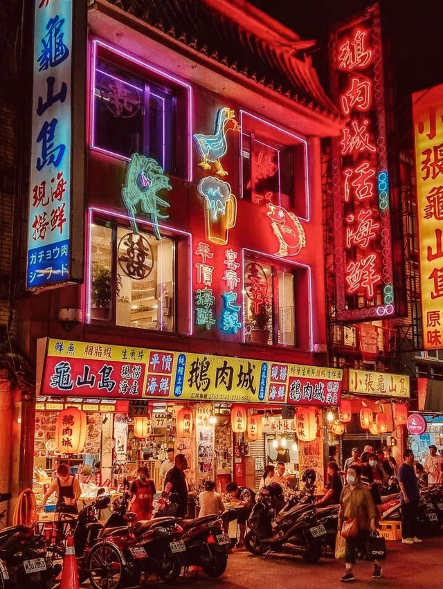 Midnight Munchies & Neon Dreams: A Solo Foodie’s Guide to Taipei Night Markets