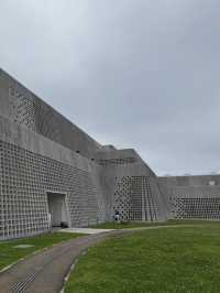 存在感抜群の沖縄県立博物館・美術館(おきみゅ〜)