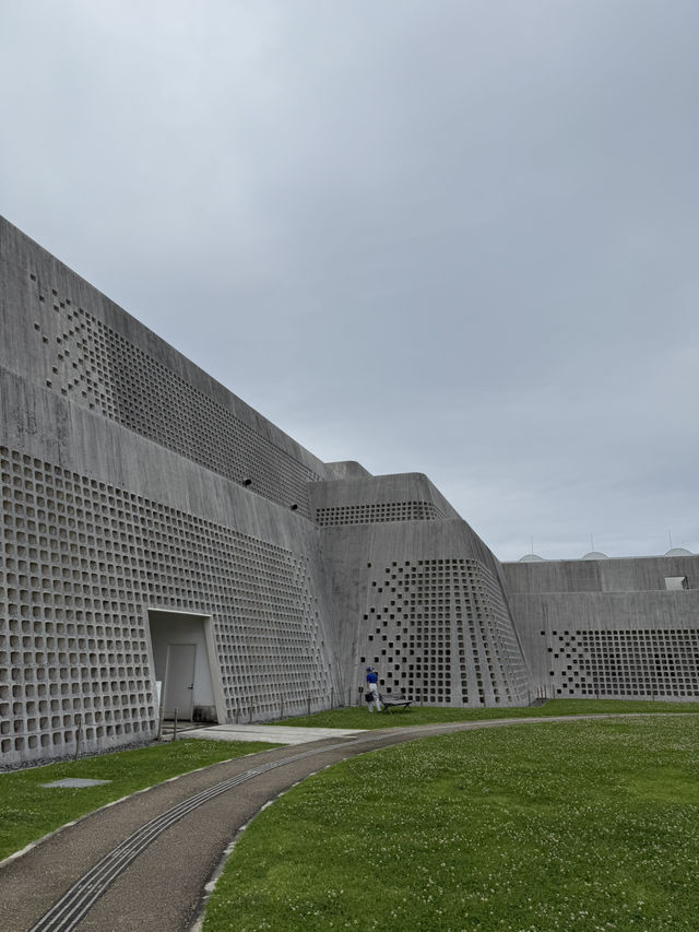 存在感抜群の沖縄県立博物館・美術館(おきみゅ〜)