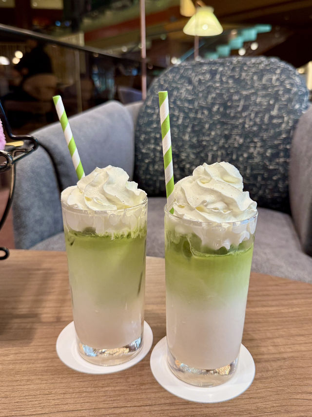 Summer Mocktail at a Stunning Lounge 🍵🍑